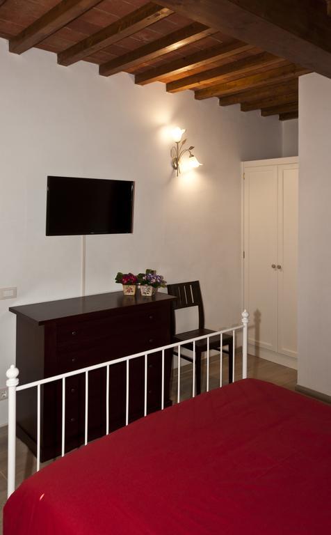 Hotel Tana Dell'Orso Ponsacco Habitación foto