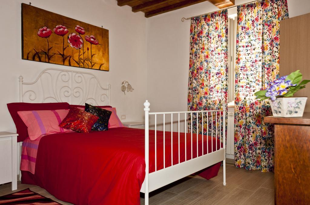 Hotel Tana Dell'Orso Ponsacco Habitación foto